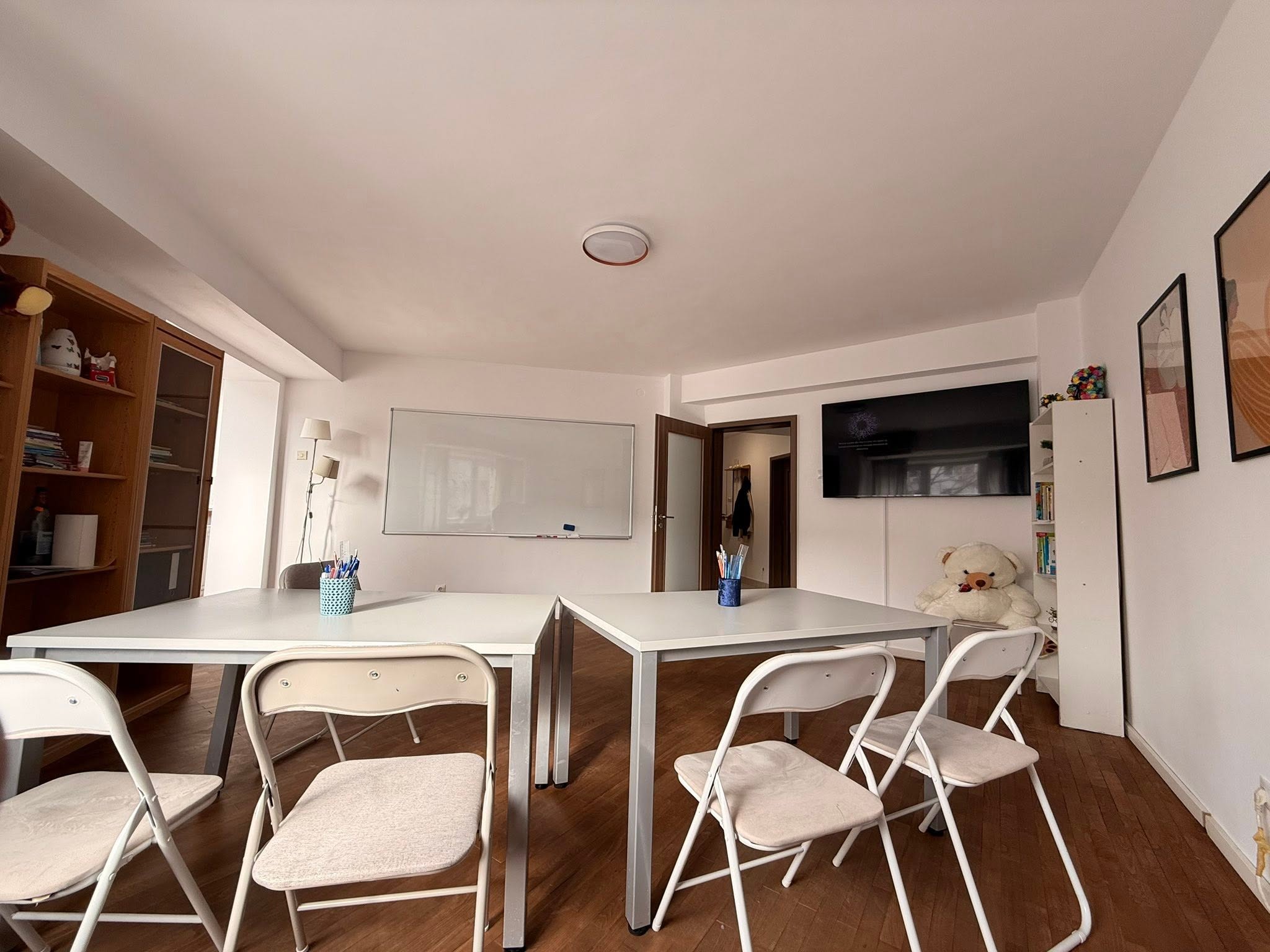 Sala principală văzută dinspre fereastră